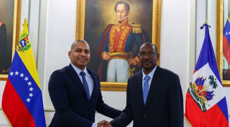 Dos representantes se estrechan la mano ante el retrato de Simón Bolívar, entre las banderas de Venezuela y Haití.